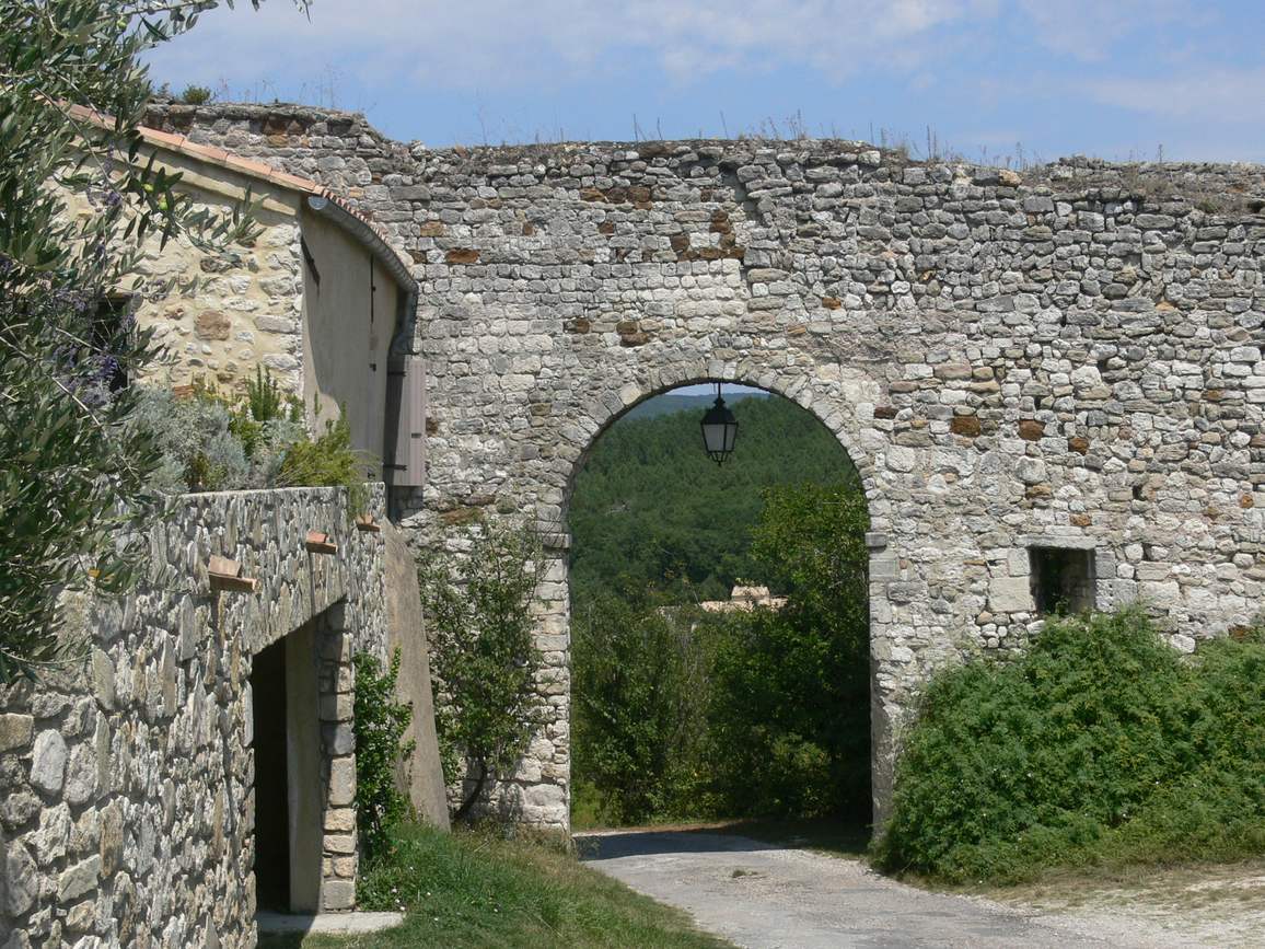 Une porte percée dans le rempart de Valaurie, vers le nord