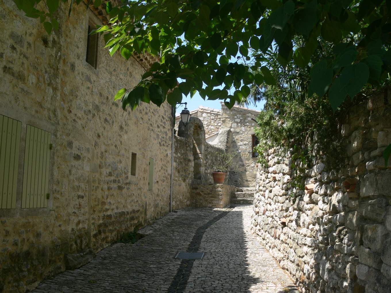 Une rue du village de Valaurie