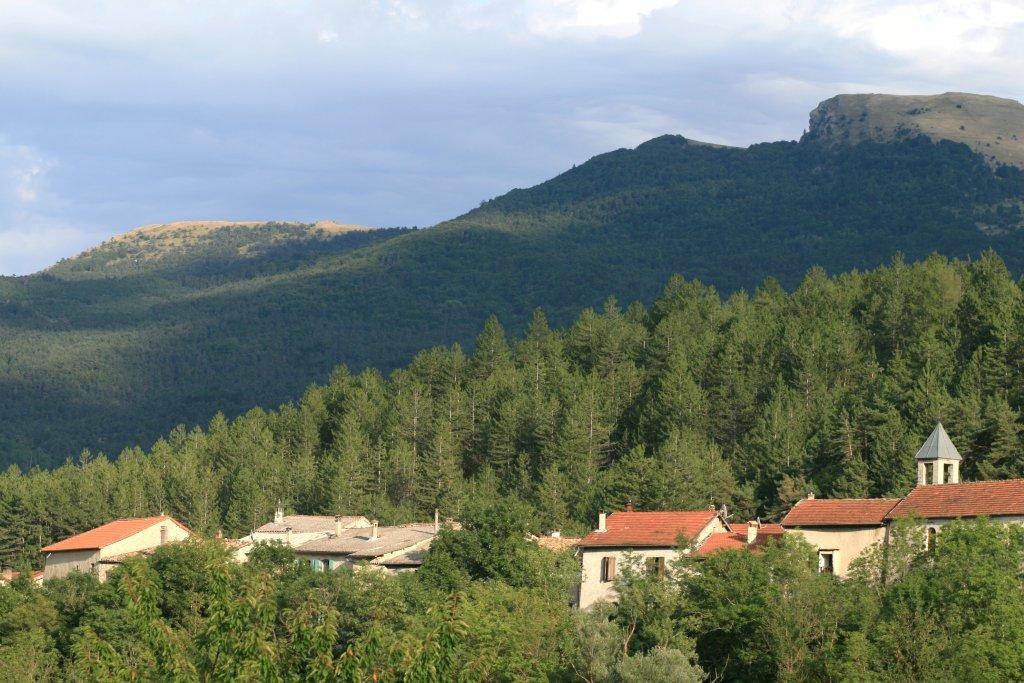 Le village de Valdrôme, le clocher du temple et le sommet de la Tête du Lion