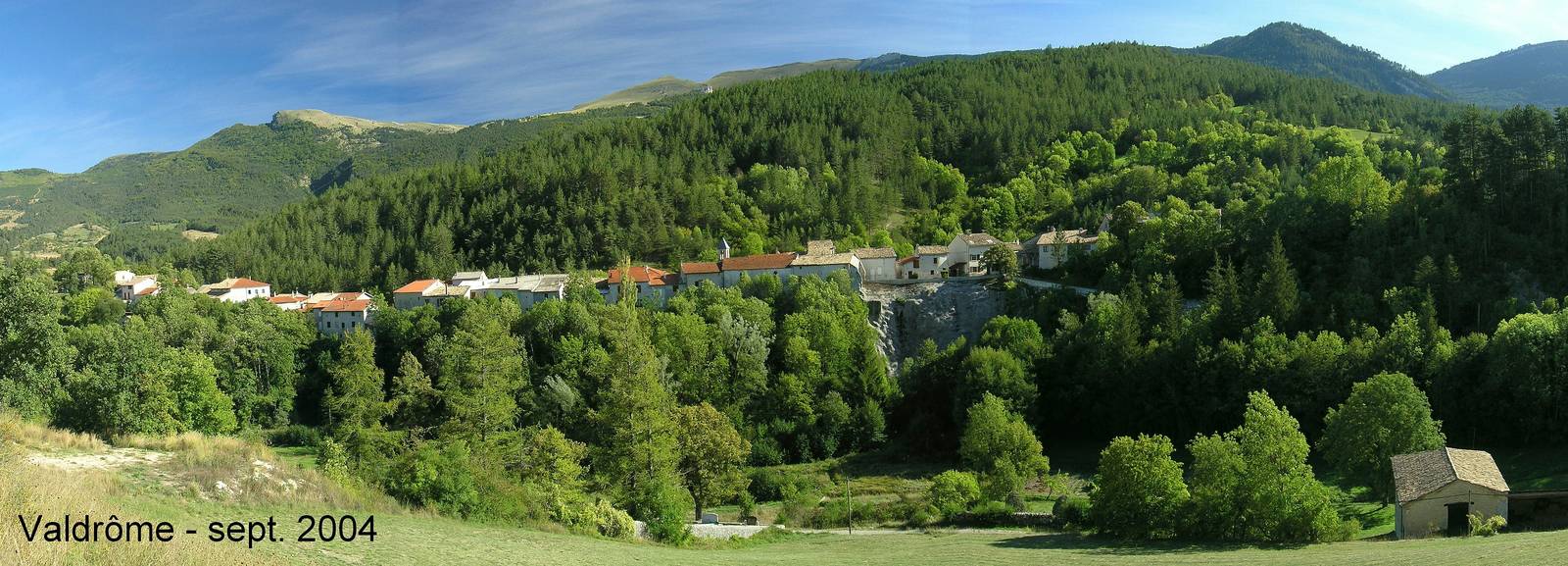 Le village de Valdrôme vu depuis la colline du Colombier, dans le Haut Diois