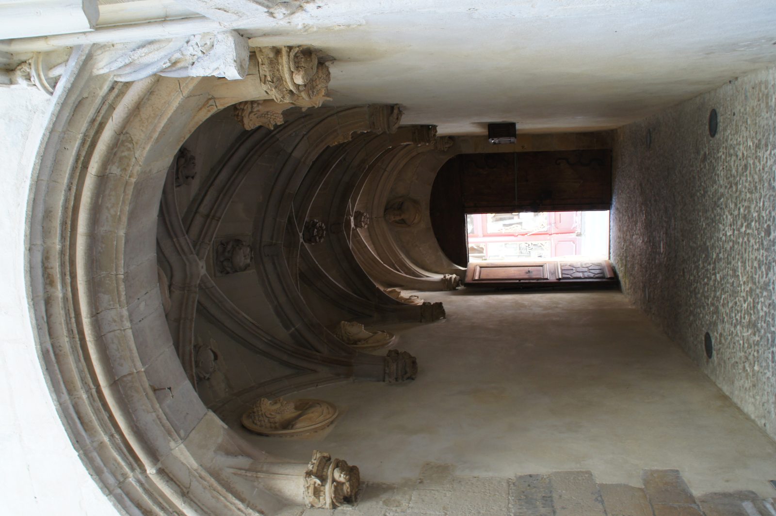 Le passage voûté de la Maison des Têtes à Valence, vu depuis le sol