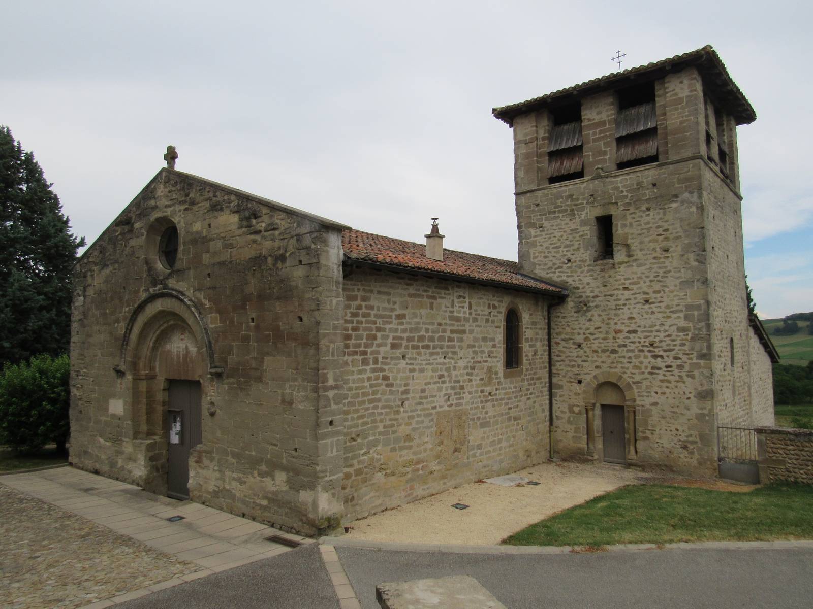 L'église Saint-Sévère de Miribel, son portail roman en plein cintre, son oculus et sa tour carrée à larges baies