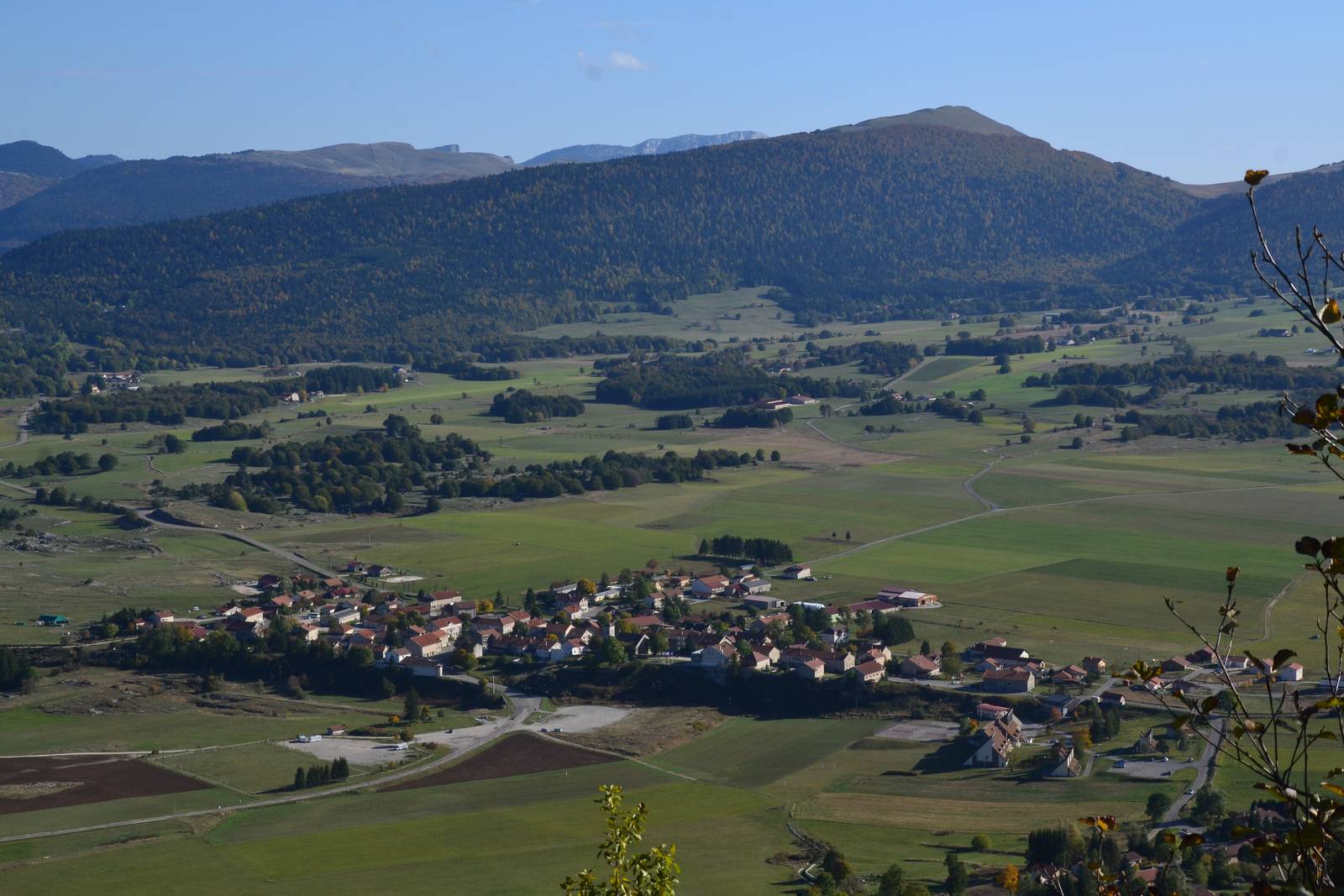 Le plateau de Vassieux-en-Vercors et ses champs cernés de forêts